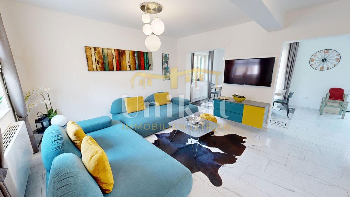 Čudovita dvojna hiša s bazenom